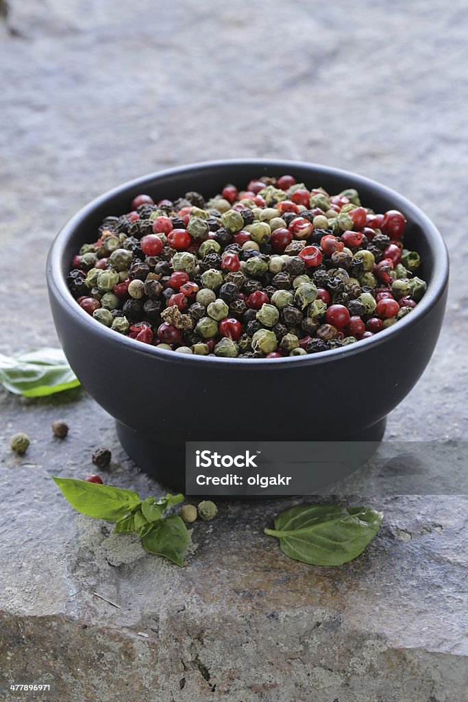 Verschiedene roten, schwarzen und grünen Paprika in einer Schüssel - Lizenzfrei Ausgedörrt Stock-Foto
