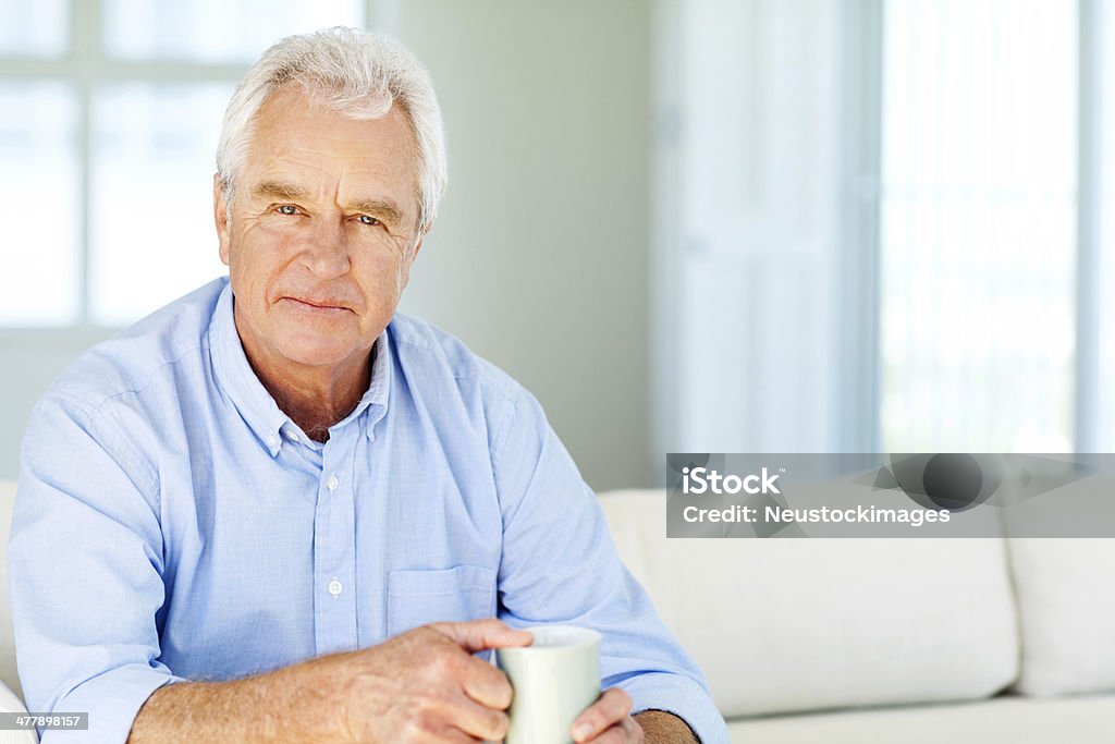 Seguro Senior hombre con una taza de café en casa - Foto de stock de 60-64 años libre de derechos