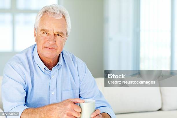 Seguro Senior Hombre Con Una Taza De Café En Casa Foto de stock y más banco de imágenes de 60-64 años - 60-64 años, 60-69 años, Actitud