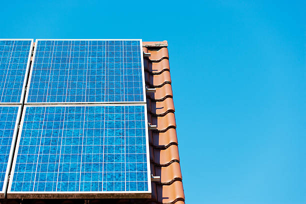 panel solar en alemán en contra el cielo azul en el último piso - fuel cell solar panel solar power station control panel fotografías e imágenes de stock