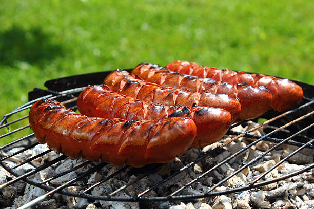 ソーセージグリルでバーベキューグリル - sausage bratwurst barbecue grill barbecue ストックフォトと画像