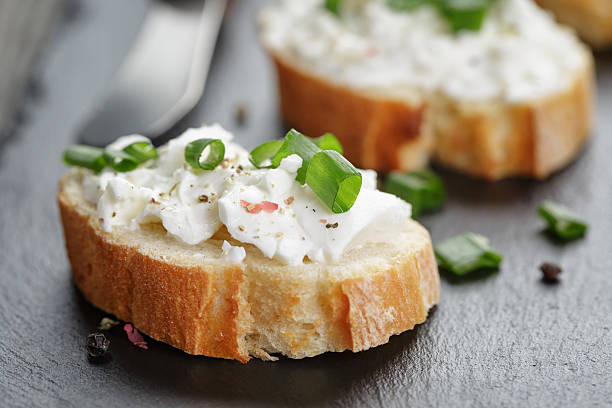 estaladiço cacete fatias com creme de queijo e cebola verde - cream cheese imagens e fotografias de stock