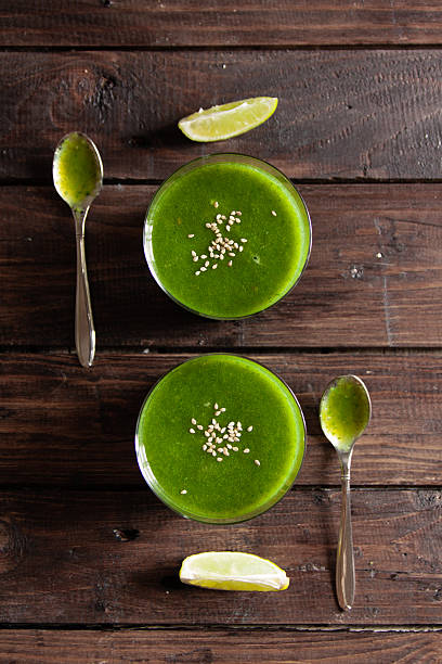 Dois copos com verde detox de smoothies - fotografia de stock