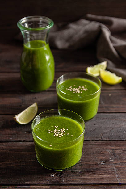 Dois copos com verde detox de smoothies - fotografia de stock