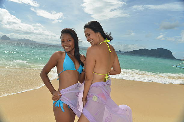foto de moda de philippinas na praia exótica - filipino ethnicity women philippines palawan - fotografias e filmes do acervo