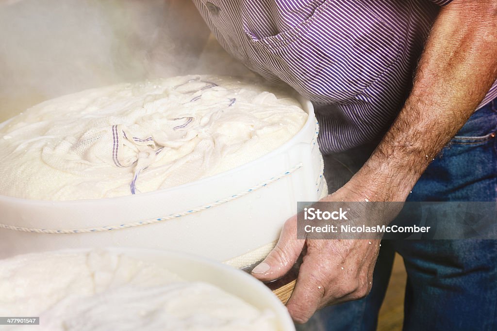 Manipulación manual queso fresco - Foto de stock de Agricultor libre de derechos