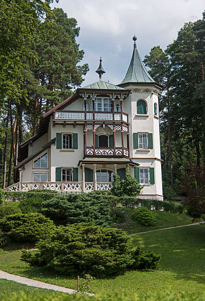 kleines schlösschen mit englischer garten - mountain lake austria bavaria imagens e fotografias de stock