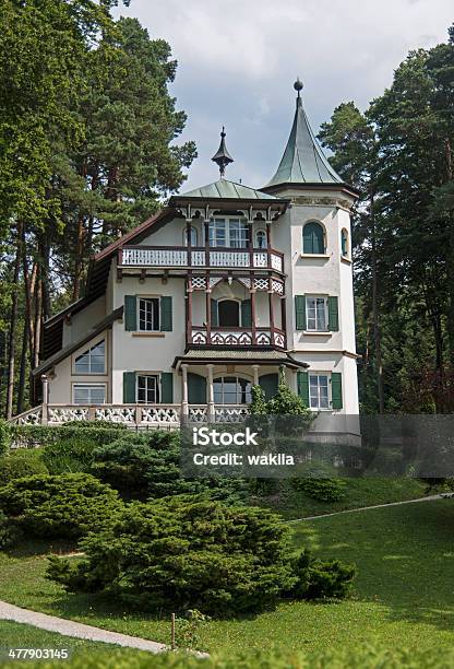 Kleines Schlösschen Mit Englischer Garten - Fotografias de stock e mais imagens de Casa de Férias - Casa de Férias, Montanha, Alemanha