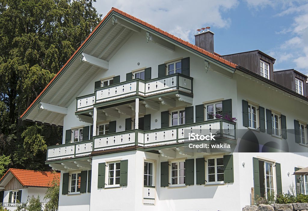 Gebäude im bayerischen look mit grünen Balkon - Lizenzfrei Bundesland Tirol Stock-Foto