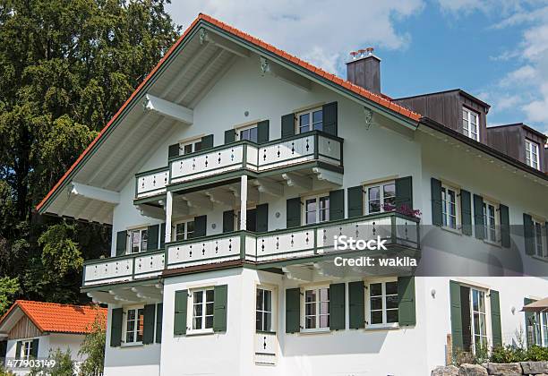 Gebäude Im Bayerischen Look Mit Grünen Balkon Stockfoto und mehr Bilder von Bundesland Tirol - Bundesland Tirol, Chiemsee, Einfamilienhaus