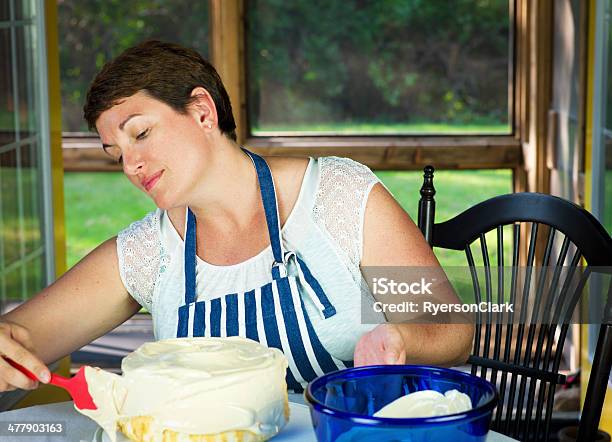 幸せな女性ケーキのアイシング - かき混ぜるのストックフォトや画像を多数ご用意 - かき混ぜる, アイシング, エプロン