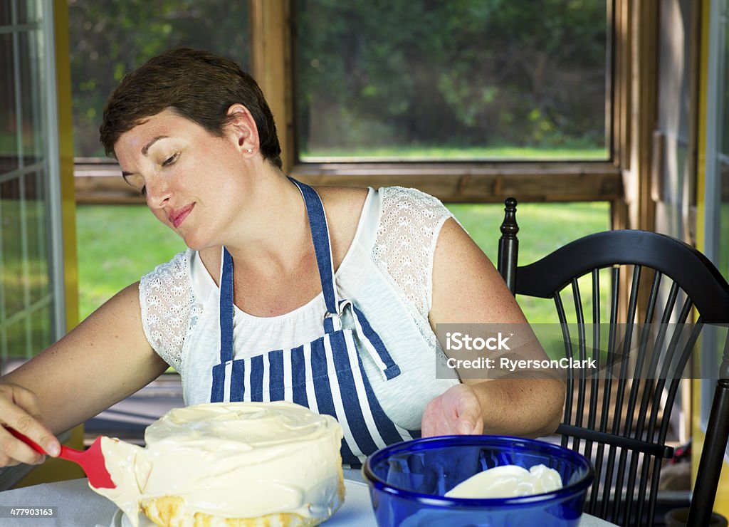 Szczęśliwa kobieta z Lukier tort - Zbiór zdjęć royalty-free (Brązowe włosy)
