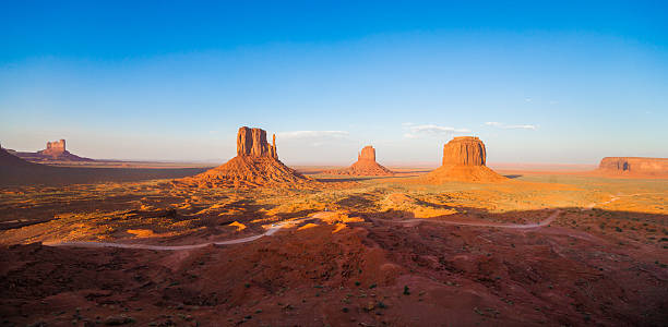 tramonto panorama della monument valley in arizona, stati uniti - monument valley usa panoramic foto e immagini stock
