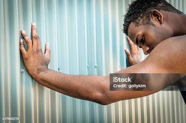 Photo libre de droit de Déprimé Jeune Homme banque d'images et plus d'images libres de droit de Adulte - Adulte, Affolé, Beauté