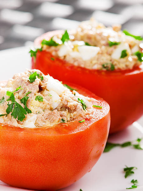 tomatos recheada - stuffed tomato - fotografias e filmes do acervo