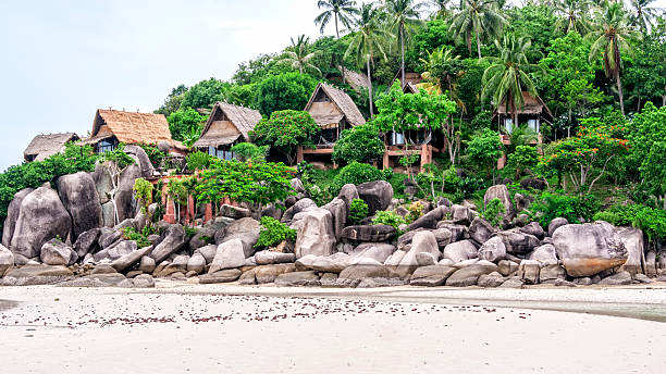 пляж хижинах - laos hut southeast asia shack стоковые фото и изображения