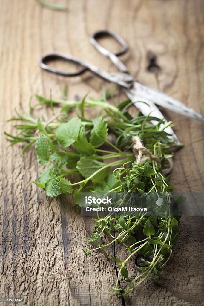 Hierbas frescas sobre mesa de madera - Foto de stock de Alimento libre de derechos