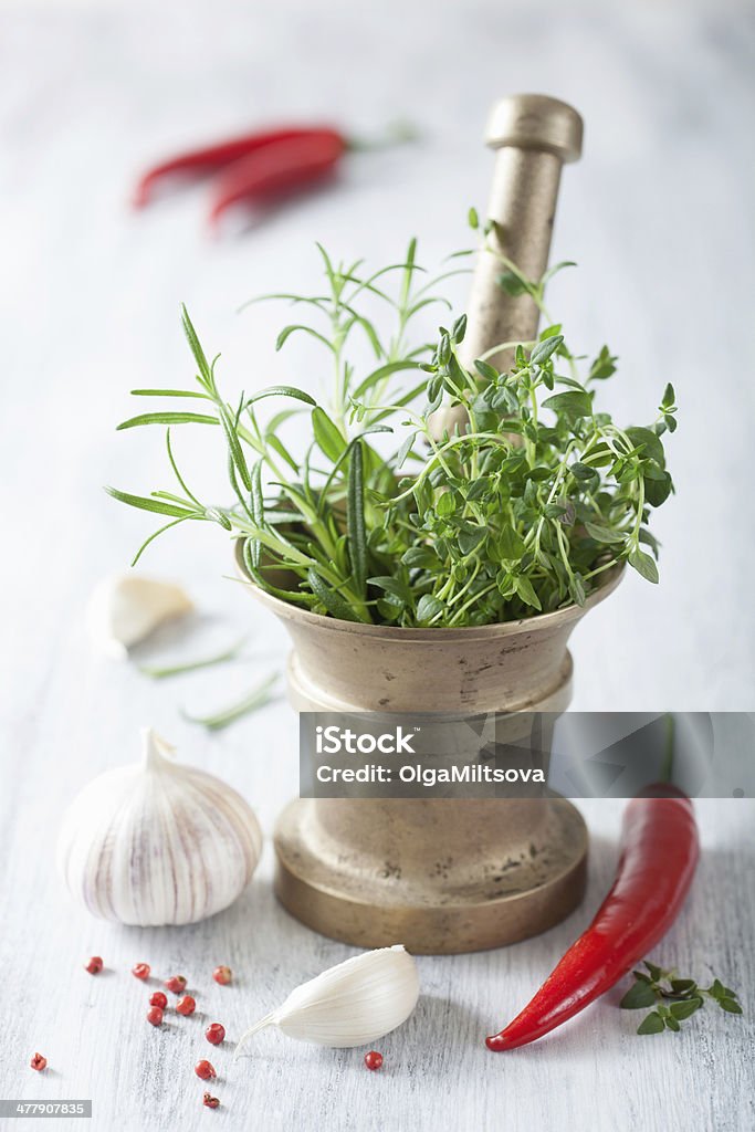 Almofariz com ervas e especiarias - Foto de stock de Alecrim royalty-free