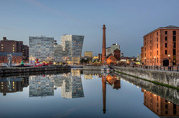 liverpool albert dock - albert dock photos et images de collection