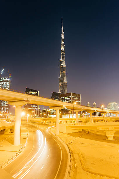 rua à noite, auto-estrada, raios de luz, arranha-céus, dubai - clear sky sky multiple lane highway street - fotografias e filmes do acervo