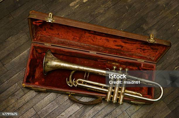 Винтажный Trumpet — стоковые фотографии и другие картинки Антиквариат - Антиквариат, Без людей, Горизонтальный