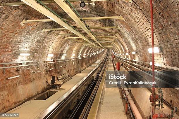 Túnel De Linha - Fotografias de stock e mais imagens de Amarelo - Amarelo, Antigo, Azulejo