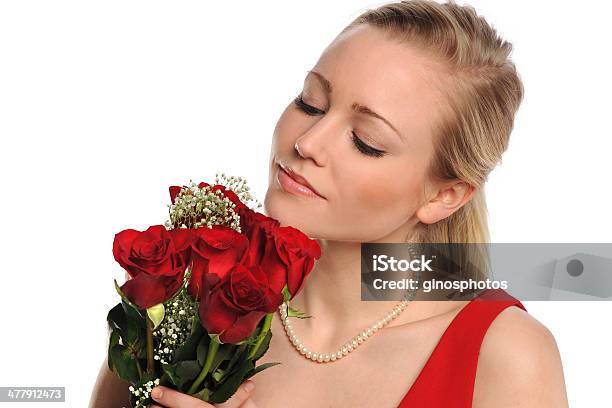 Mulher Segurando Ramo De Rosas Vermelhas - Fotografias de stock e mais imagens de Adulto - Adulto, Beleza, Cabelo Louro