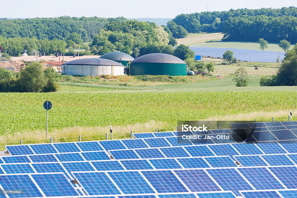 Solarzellen vor biogas fahren plant - Lizenzfrei Biogas Stock-Foto