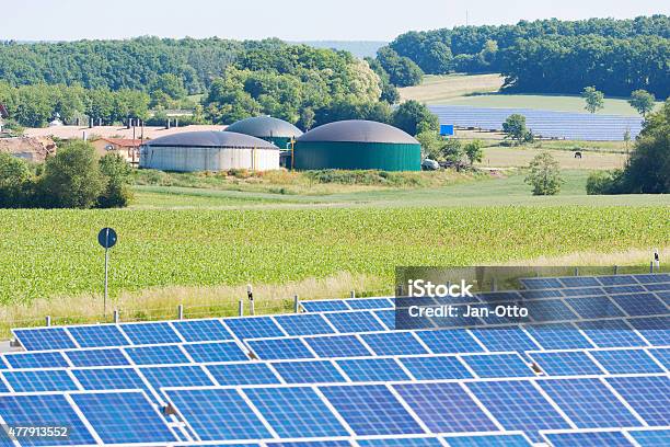 Solarzellen Vor Biogas Fahren Plant Stockfoto und mehr Bilder von Biogas - Biogas, Solarkraftwerk, Sonnenkollektor