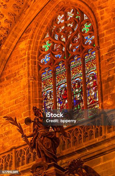Engelstatue Buntglas Kathedrale Von Sevilla Spanien Stockfoto und mehr Bilder von Andalusien