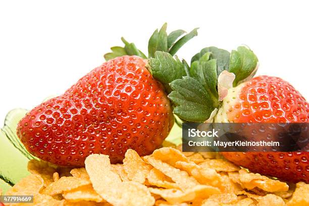 Foto de Morangos Em Uma Tigela Com Muesli e mais fotos de stock de Alimentação Saudável - Alimentação Saudável, Cereal do café da manhã, Comida e bebida
