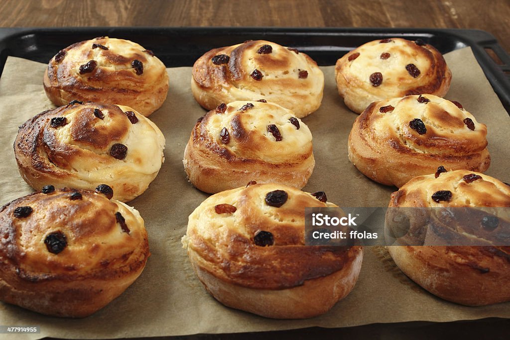 Pan con pasas y queso cottage de llenado - Foto de stock de Al horno libre de derechos