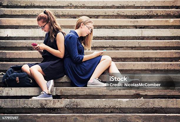 청소년 문자 On 계단 가을에 대한 스톡 사진 및 기타 이미지 - 가을, 우정, 재미
