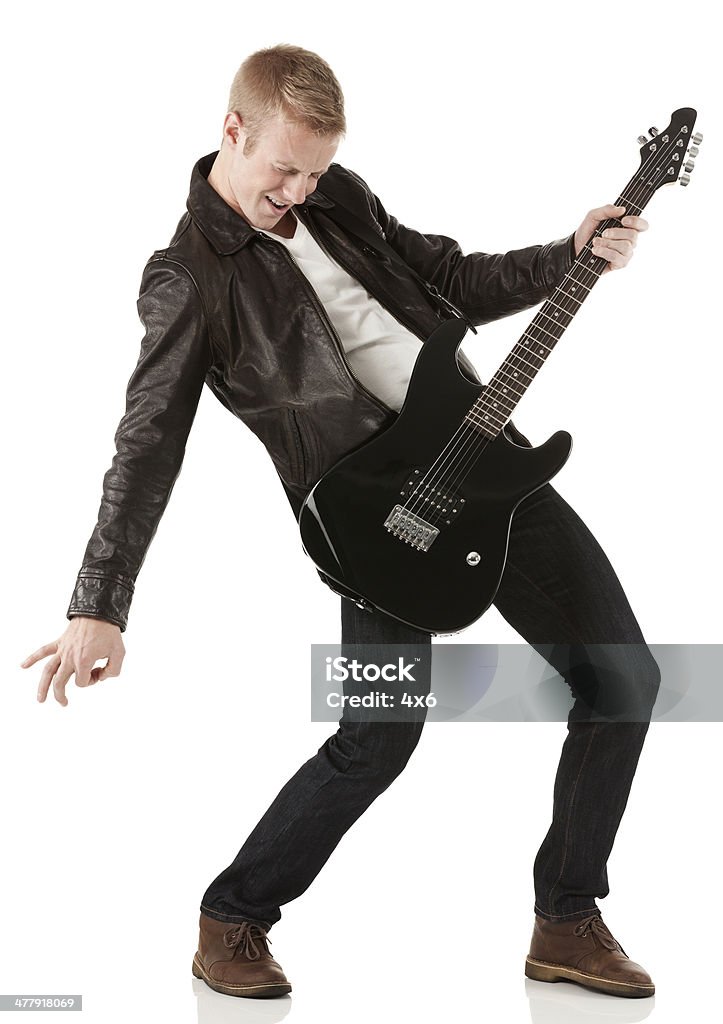 Uomo che Suona la chitarra - Foto stock royalty-free di Abbigliamento casual