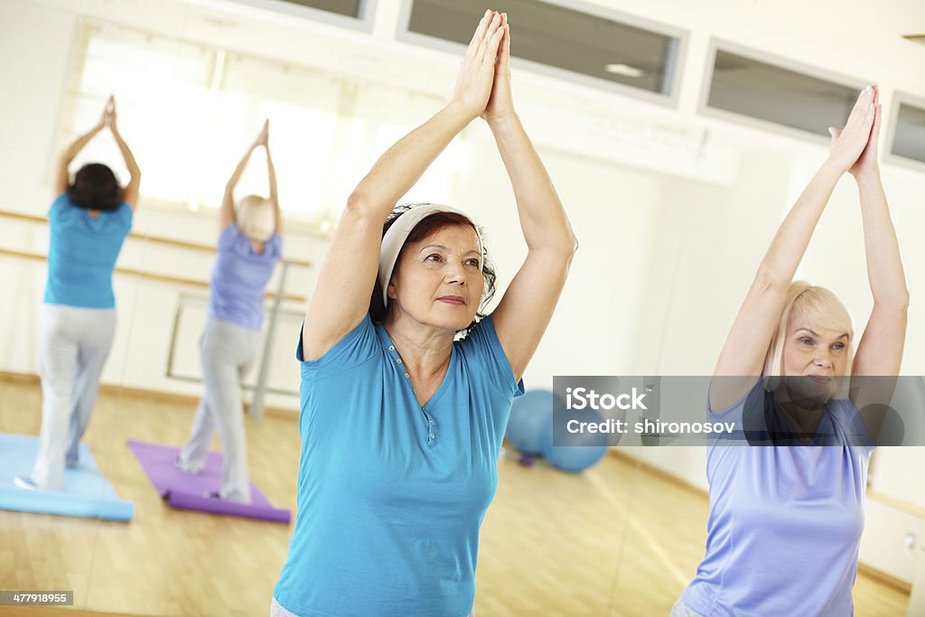 Exercice de relaxation - Photo de Femmes seniors libre de droits