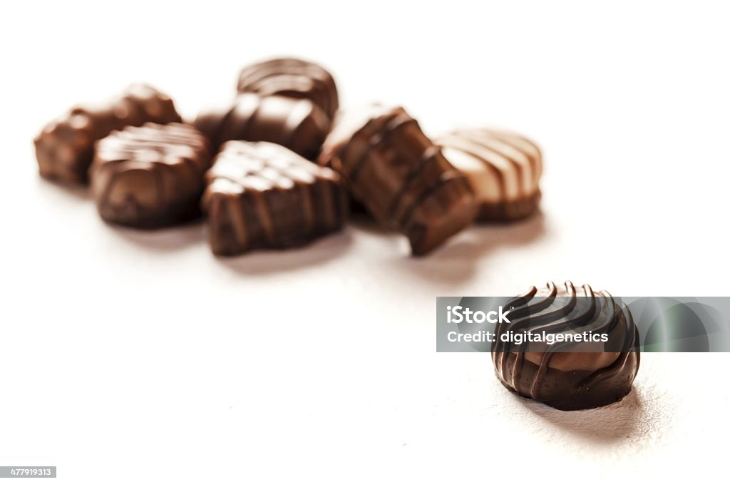 クローズアップの美味しいチョコレートプラリーヌ - カカオの実のロイヤリティフリーストックフォト