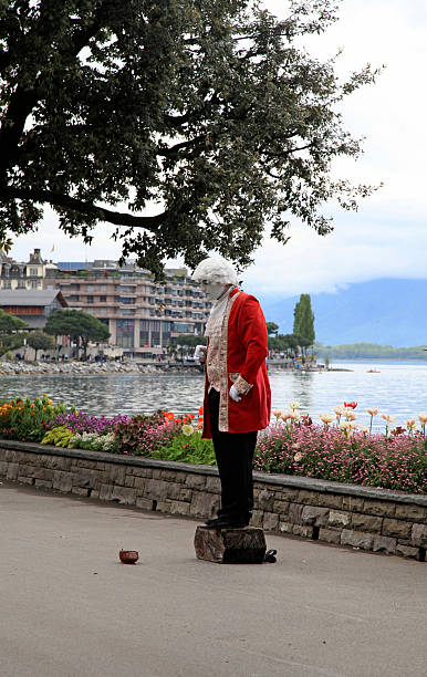 straßenkünstler stehen imitating statue von mozart, schweizer. - lake amadeus stock-fotos und bilder