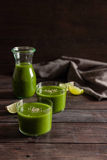 Dois copos com verde detox de smoothies - fotografia de stock