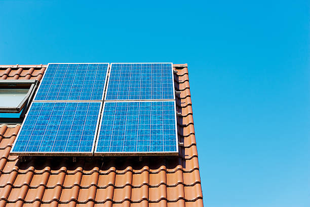 pannello solare sul tetto tedesco contro chiaro cielo blu - fuel cell solar panel solar power station control panel foto e immagini stock