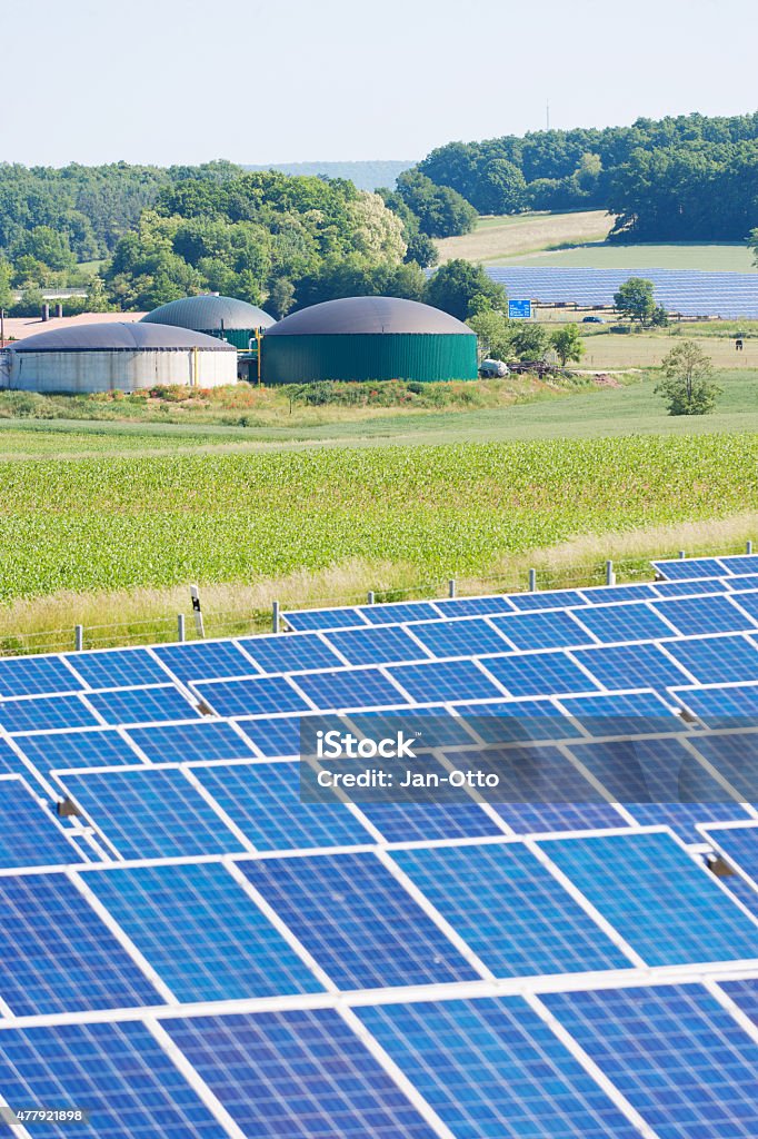 Solarzellen vor biogas fahren plant - Lizenzfrei Biogas Stock-Foto