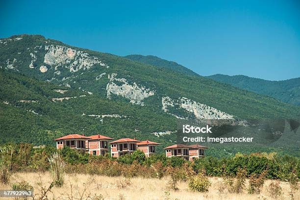 Vista A Las Montañasparque Nacional De Olympus Foto de stock y más banco de imágenes de Aire libre - Aire libre, Aldea, Azul