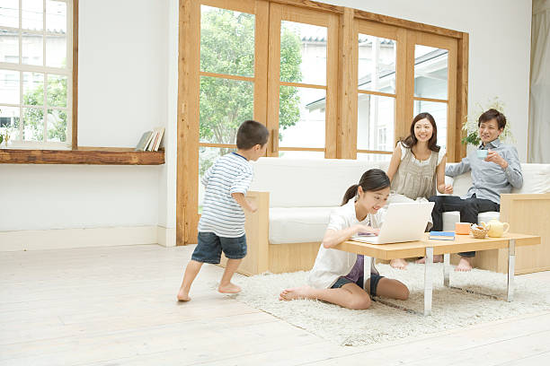 ご家族とのリラックスした雰囲気のリビングルーム - 家族 日本人 ストックフォトと画像