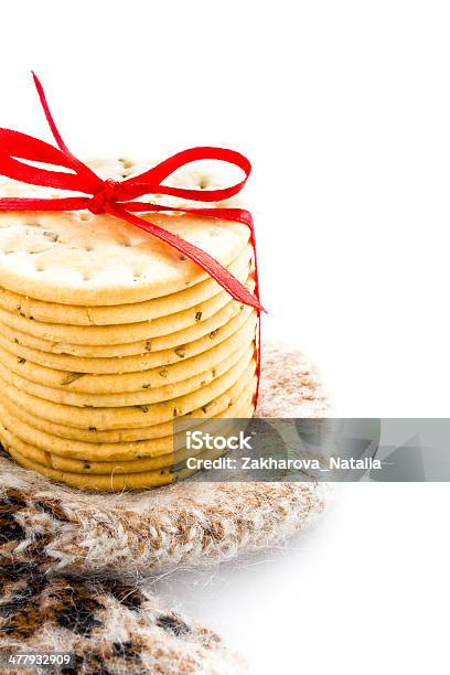 Foto de Biscoitos De Natal Com Fita Vermelha E Tricotam Luva De Inverno e mais fotos de stock de Aspiração