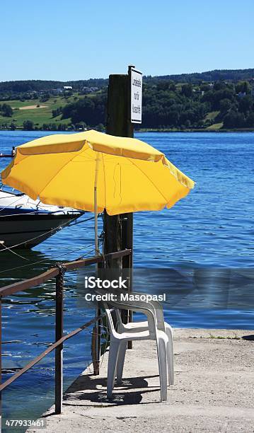 Photo libre de droit de Jaune Parasol banque d'images et plus d'images libres de droit de Attendre - Attendre, Bain de soleil, Bateau de plaisance