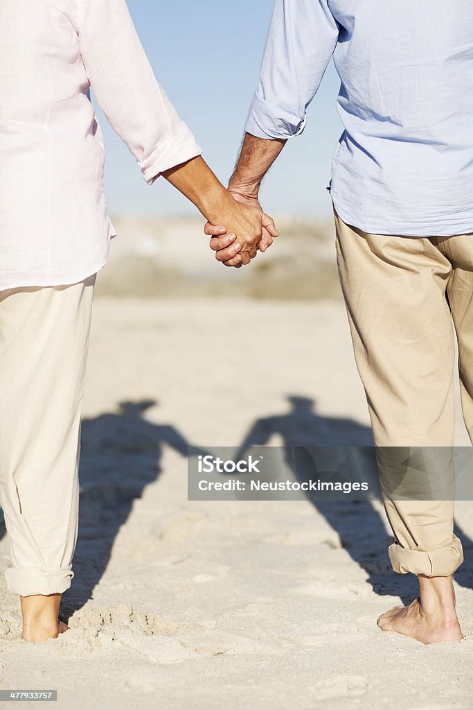 Altes Paar halten Hände und auf den Strand - Lizenzfrei 60-64 Jahre Stock-Foto