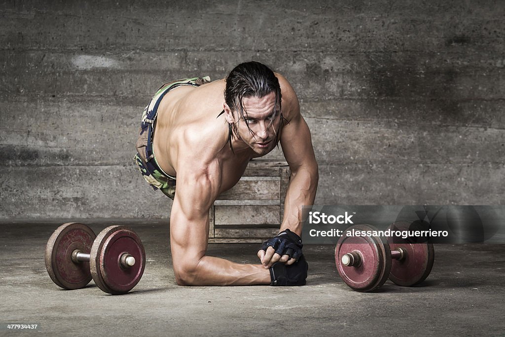 Retrato de deportista con mirada muscular intenso - Foto de stock de Actividad libre de derechos
