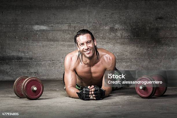 Foto de Retrato De Sorrindo Músculos Do Atleta e mais fotos de stock de Academia de ginástica - Academia de ginástica, Adulto, Atividade