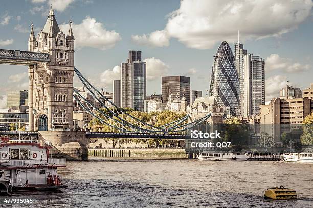 Edificios De La Ciudad De London Visto Desde El Río Támesis Foto de stock y más banco de imágenes de Londres - Inglaterra
