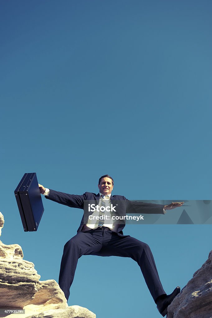 Бизнес-концепция риска. Бизнесмен на горы топ - Стоковые фото Leap of faith - английское выражение роялти-фри