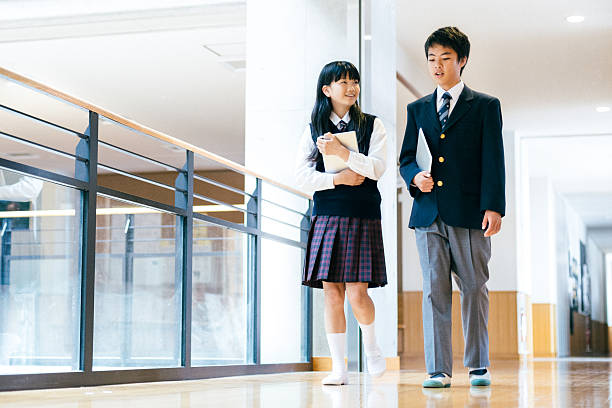 japonês high school alunos sair entre classes - japanese culture asian ethnicity friendship computer imagens e fotografias de stock